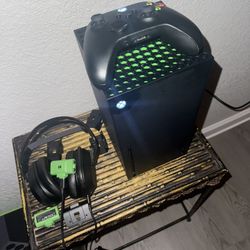 Xbox series x W/ Controller, Headset, Rechargeable Battery