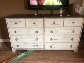 Antic dresser