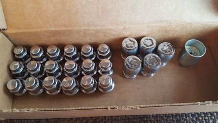Infiniti QX 70 lug nuts with locks and key