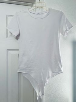 Women’s White Mangopop crewneck short-sleeve bodysuit features a slim-fit design with a snap closure at the inseam sz Large