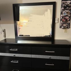 Dresser With Mirror 