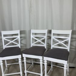 24” High Chairs / White Stools (3) / Sillas Altas