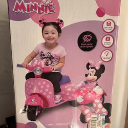 6V Disney Minnie Mouse Happy Helpers Scooter with Sidecar Ride-On Toy by Kid Trax, 1 mph