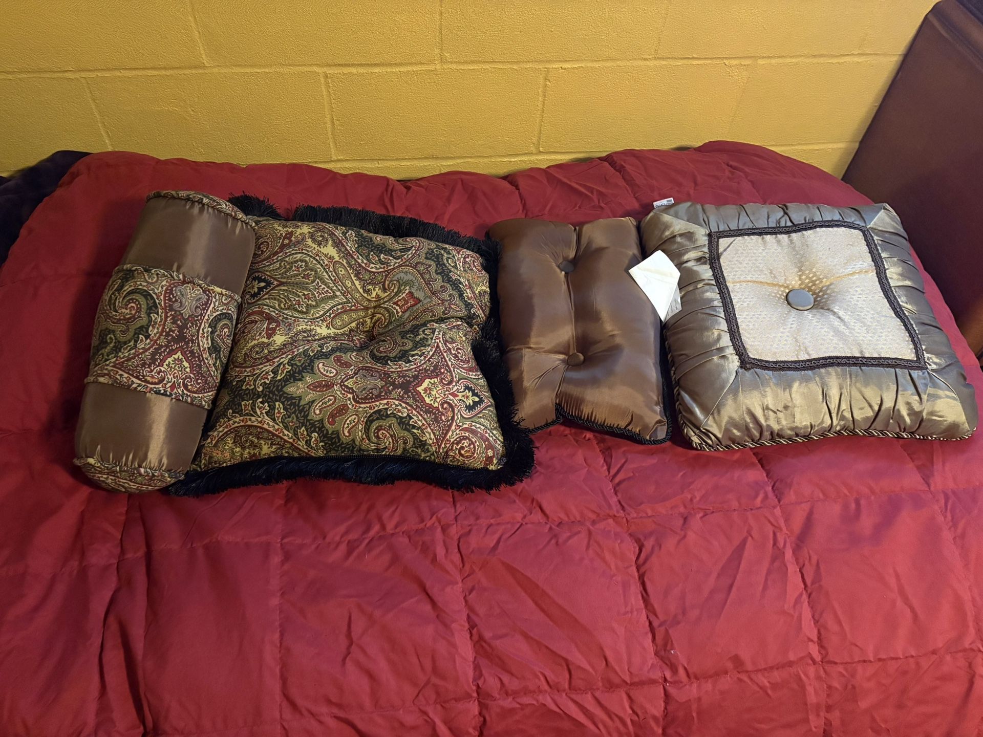 Throw & Decorative Pillows
