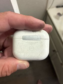 Two right air pods and case