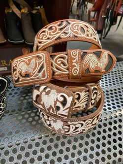 Cinturones de piel bordados