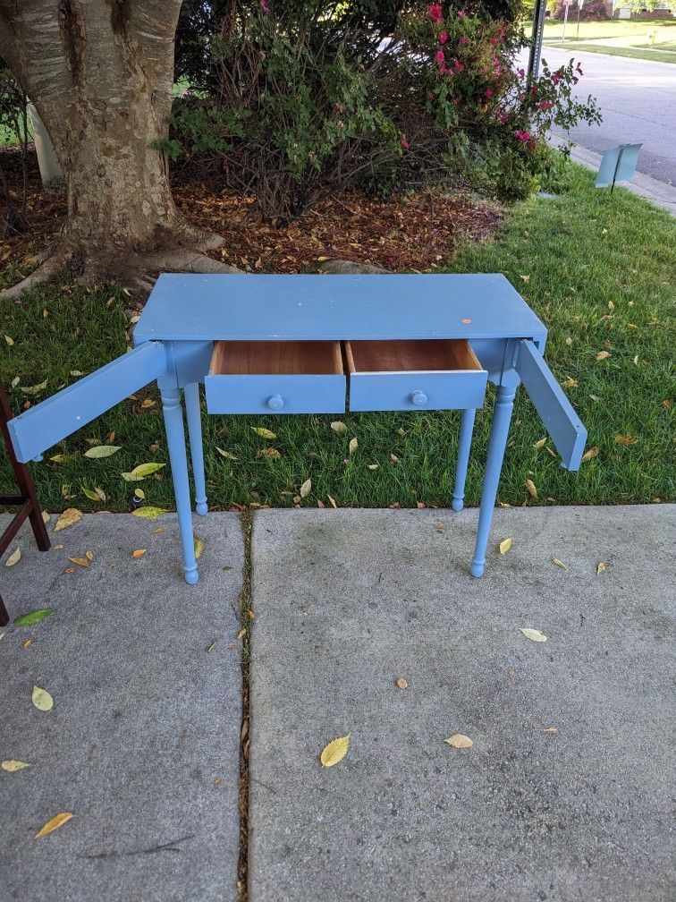 Table W/Drawers
