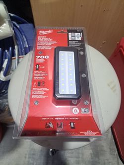 Milwauke NEW  m12 rover light