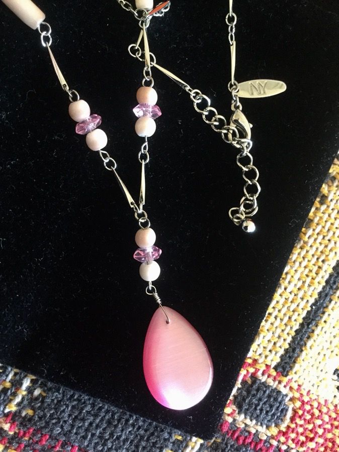 New York Company Fashion accessories / Pink pendant and pink beads silver toned necklace 🌿🌸🍀🌿