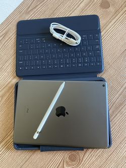 Apple iPad 7th Generation 32GB With Logitech Keyboard case , Pencil & charger 