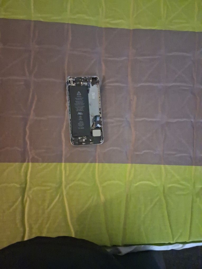 Broken IPhone 5s 