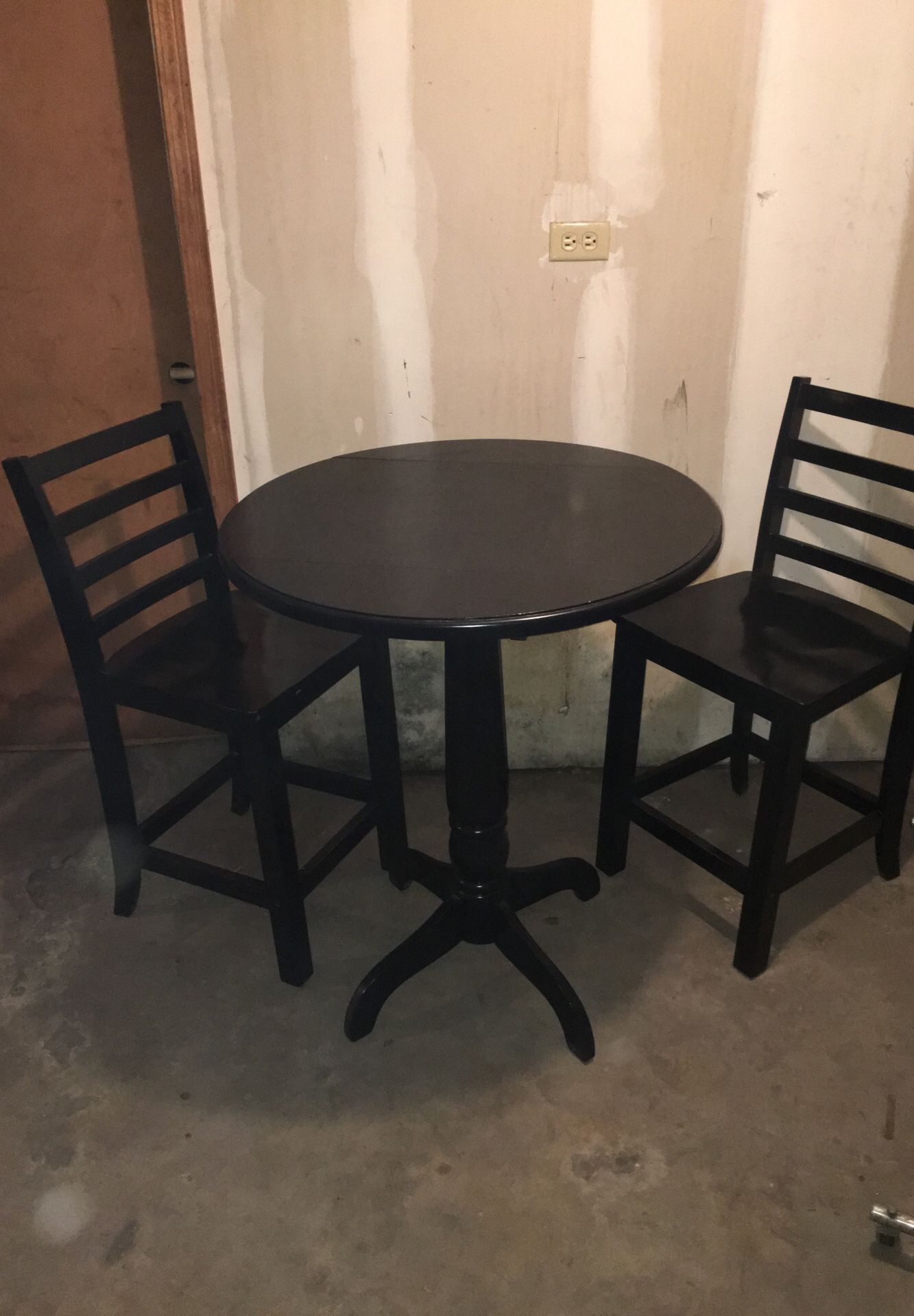 High Round Table/ 2 Chairs