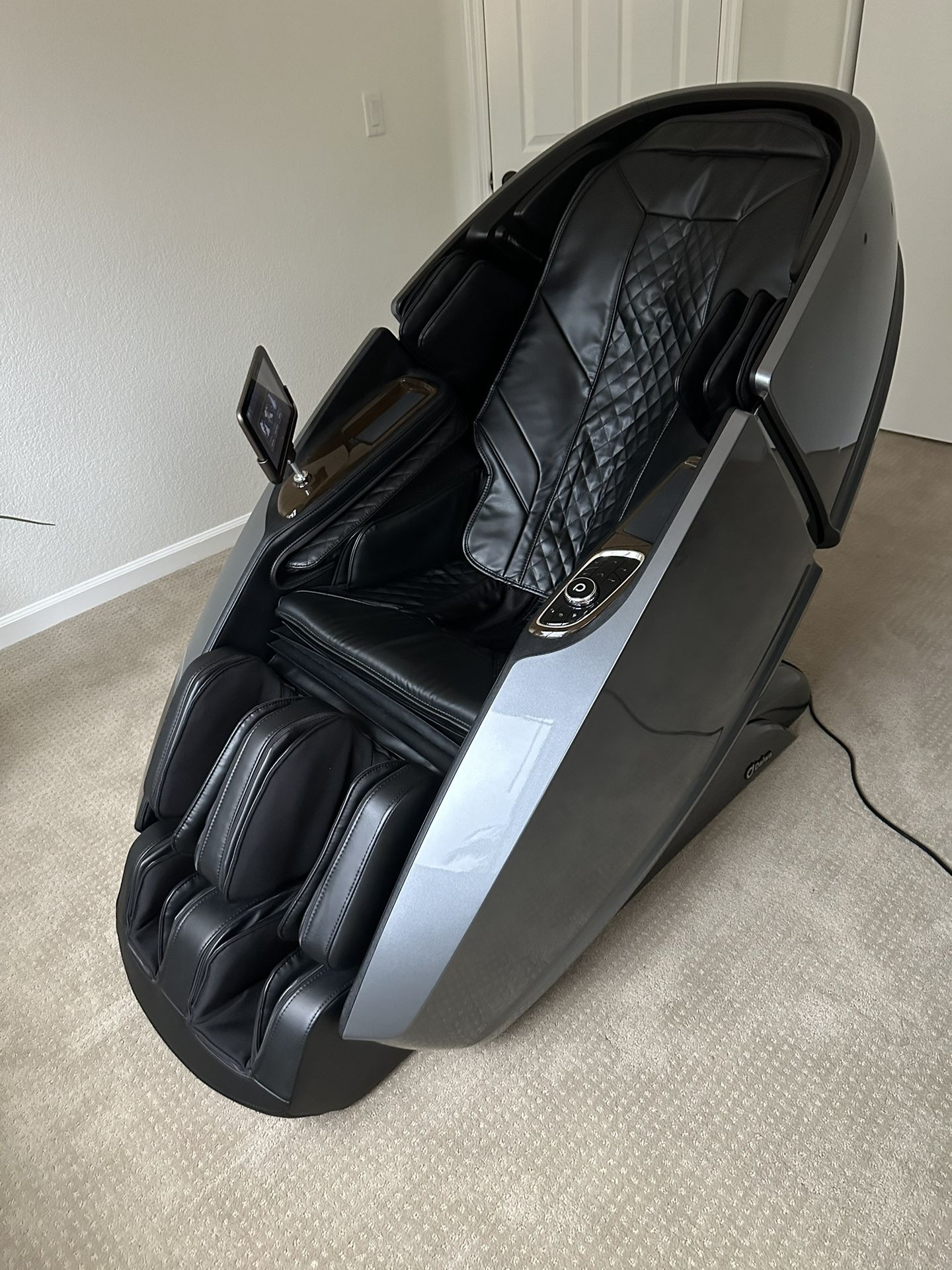 Daiwa Hybrid Supreme Massage Chair - LIKE NEW
