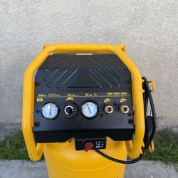 DEWALT XTREME Quiet 2 Stage 20-Gallon Portable Electric 200 PSI Vertical Air Compressor