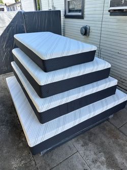 Queen Size Mattress Memory Foam 12" new Mattress in a plastic sealed