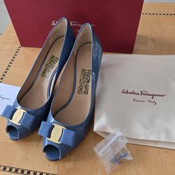 Salvatore Ferragamo Logo Blue Patent Leather Open Toe Vara Shoes 8.5/ 39.5