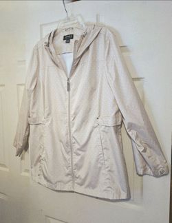 Jones New York light beige rain jacket, windbreaker white polka dots, hood XXL