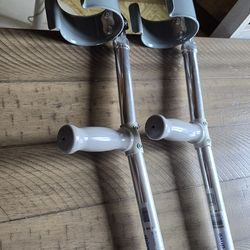 Adult crutches