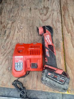 Multiusos Milwaukee con baterÃa de 5 y cargador rápido