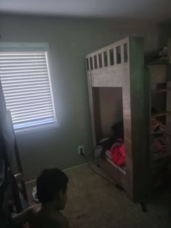 Wood/queen bunkbed
