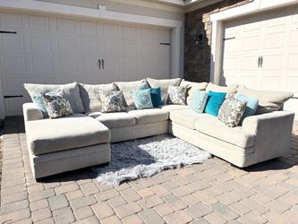 Comfy Stylish Sectional Reversible chaise