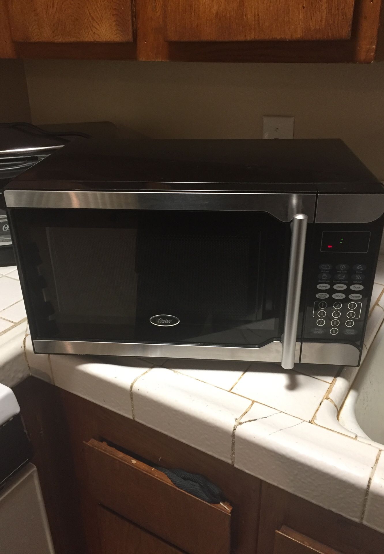 Oster Microwave Oven Rarely Used. Small Size White . .07 Cu. Turnable  Cracked, But Usable. Customer Pickup. for Sale in Elmhurst, IL - OfferUp