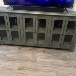 green wooden tv stand with storage/ Mueble de TV de madera verde con almacenamiento