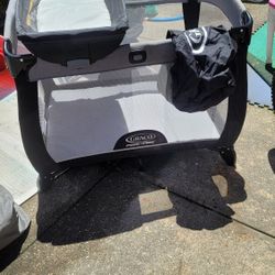Graco Pack N Play W/Bassinet Attachment