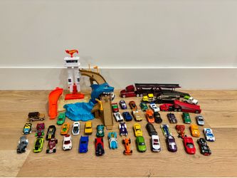 Hot Wheels Sharkport Showdown Playset and Car Collection