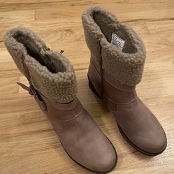 Women’s boots, size 8 1/2 New with tag