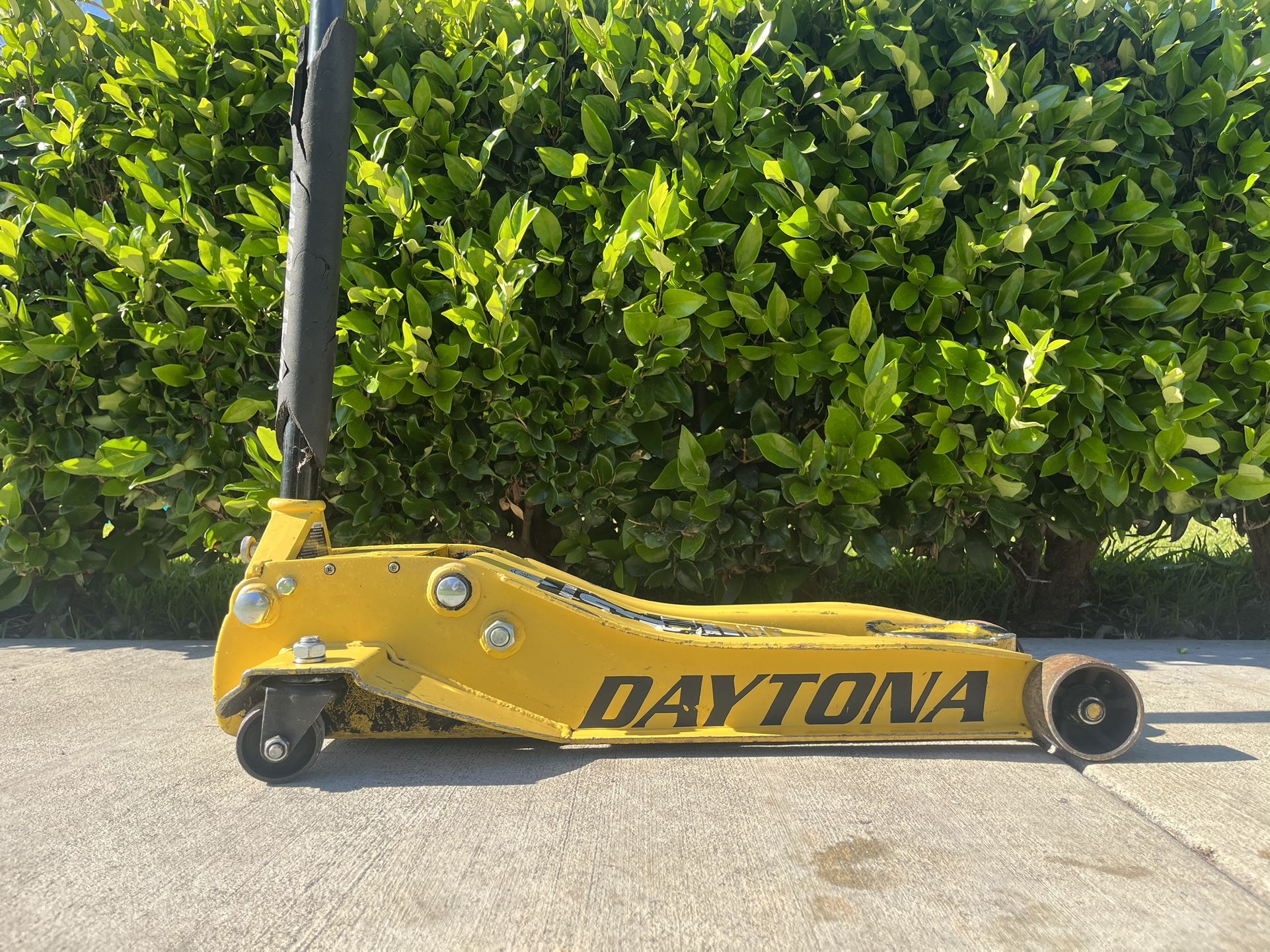 Daytona 3 Ton Super Duty Floor Jack for Sale in City Of Industry, CA