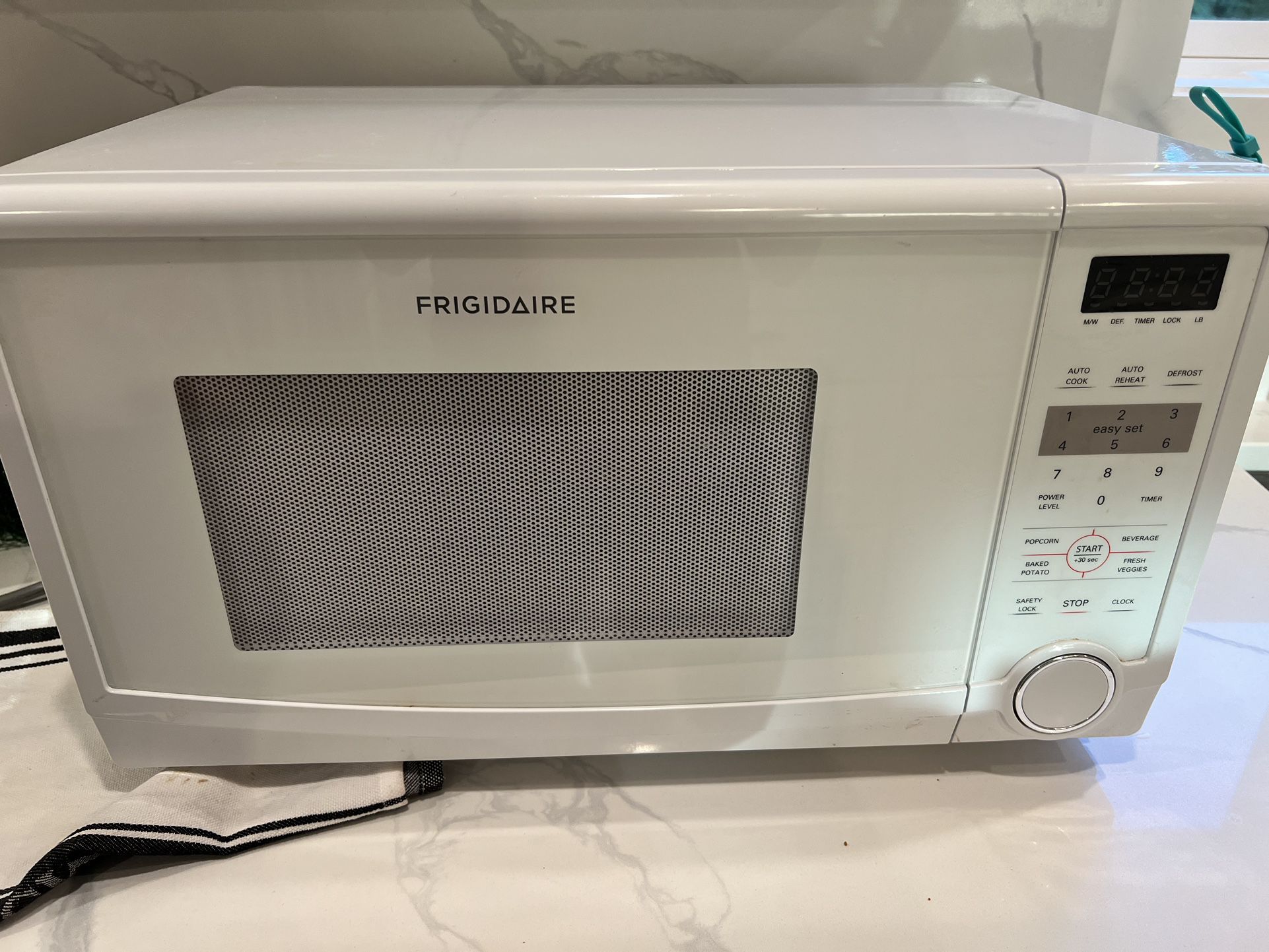 Frigidaire white Countertop Microwave