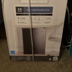 Visanni Mini Fridge; Silver; 2.6 Cubic Feet