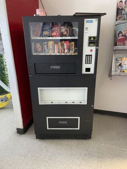 Vending machine for drinks and snacks