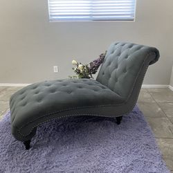 Grey Chase W/rug And Vase