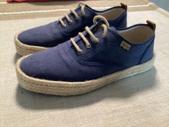 Mens canvas blue. Size 42. Practically new. Made in Spain el portal area pick up