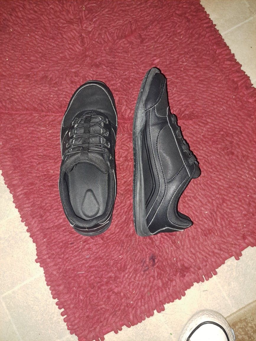 TredSafe slip-resistant shoes LIKE NEW all black,  Size 7.5W.