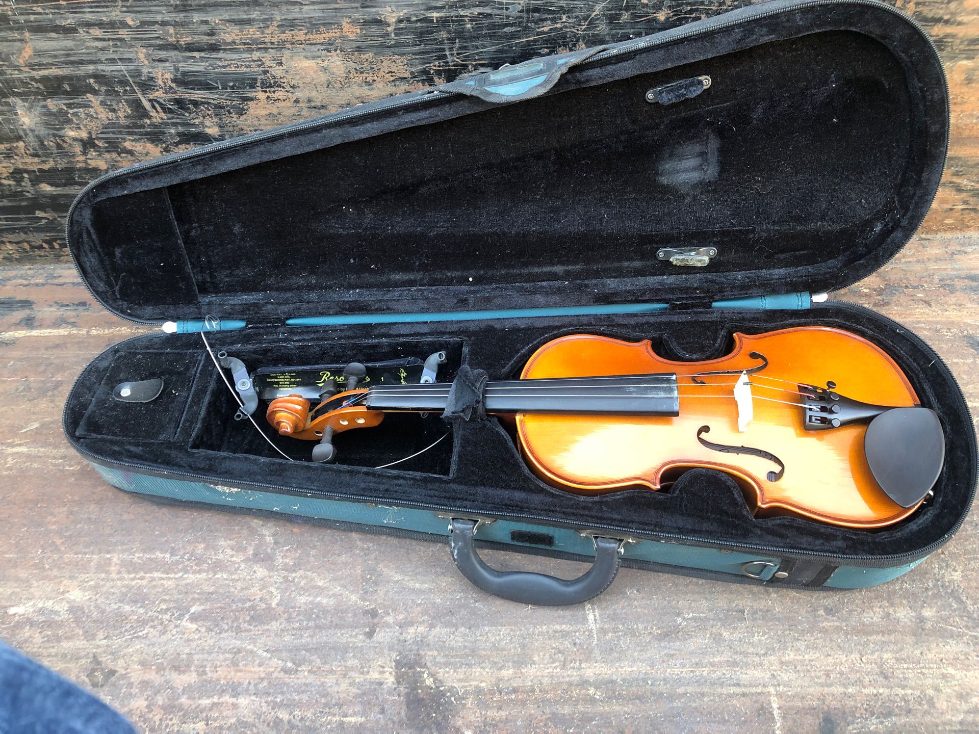 Violin, size: between a 1/4 and a 1/2 size violin