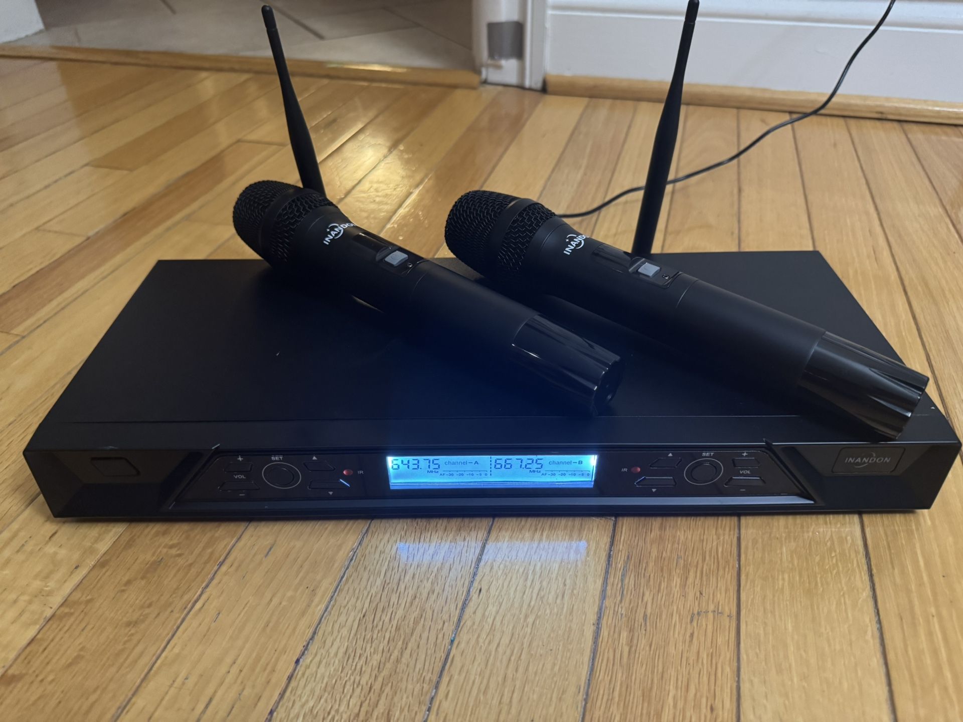 InAndOn wireless professional UHF microphone