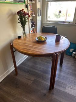 Round kitchen table vintage