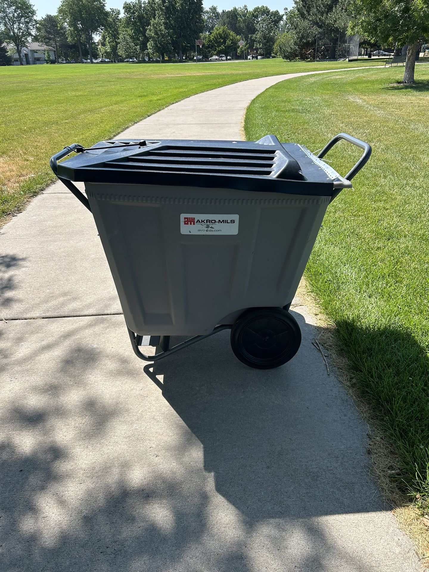 90 Gallon Akro-Cart Material Handling Cart w/Lid