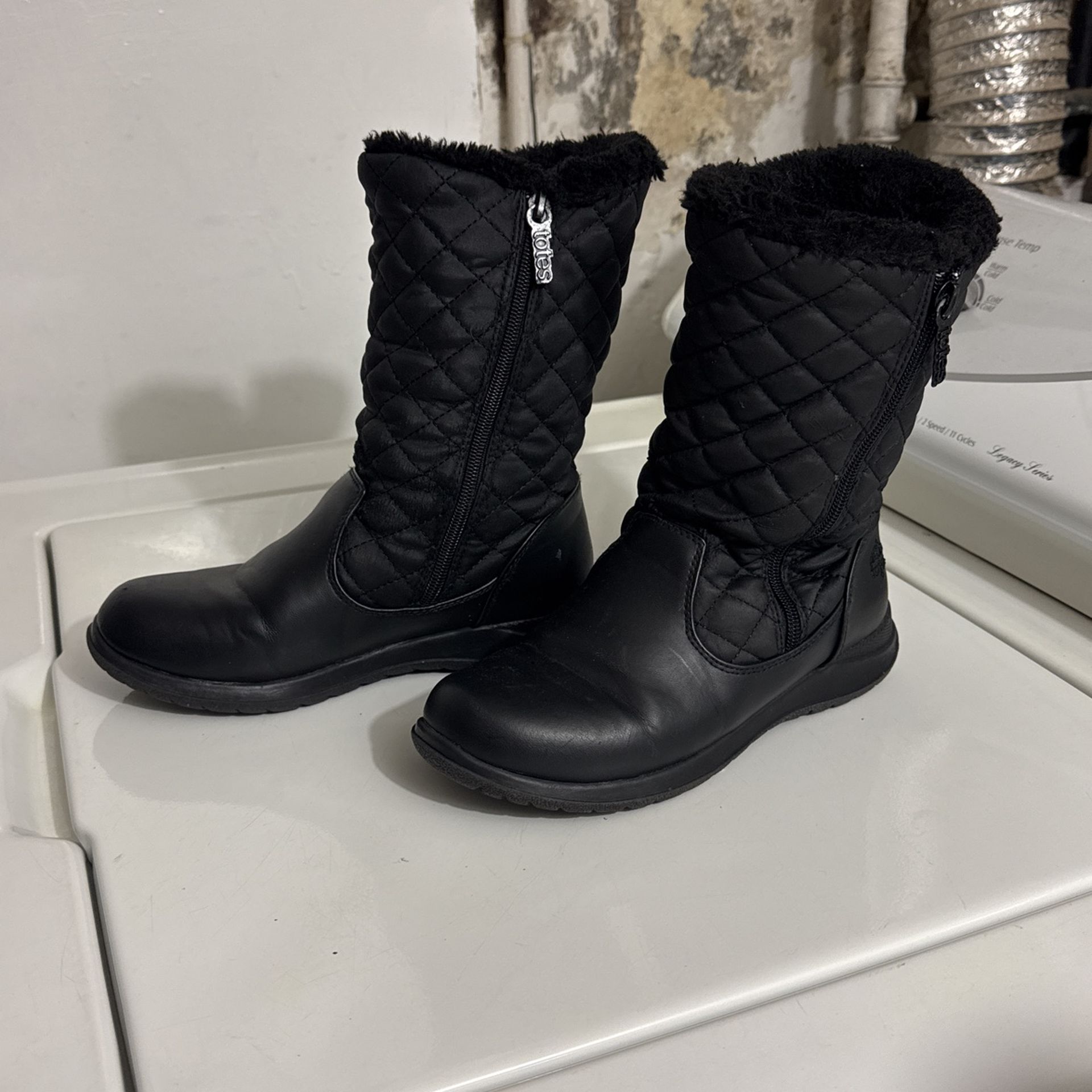 Women’s Size 6 Snow Boots