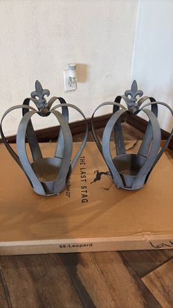 2 metal crown decor