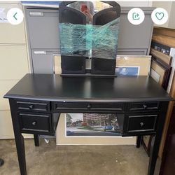 Dresser Vanity / Make Up Vanity / Furniture 