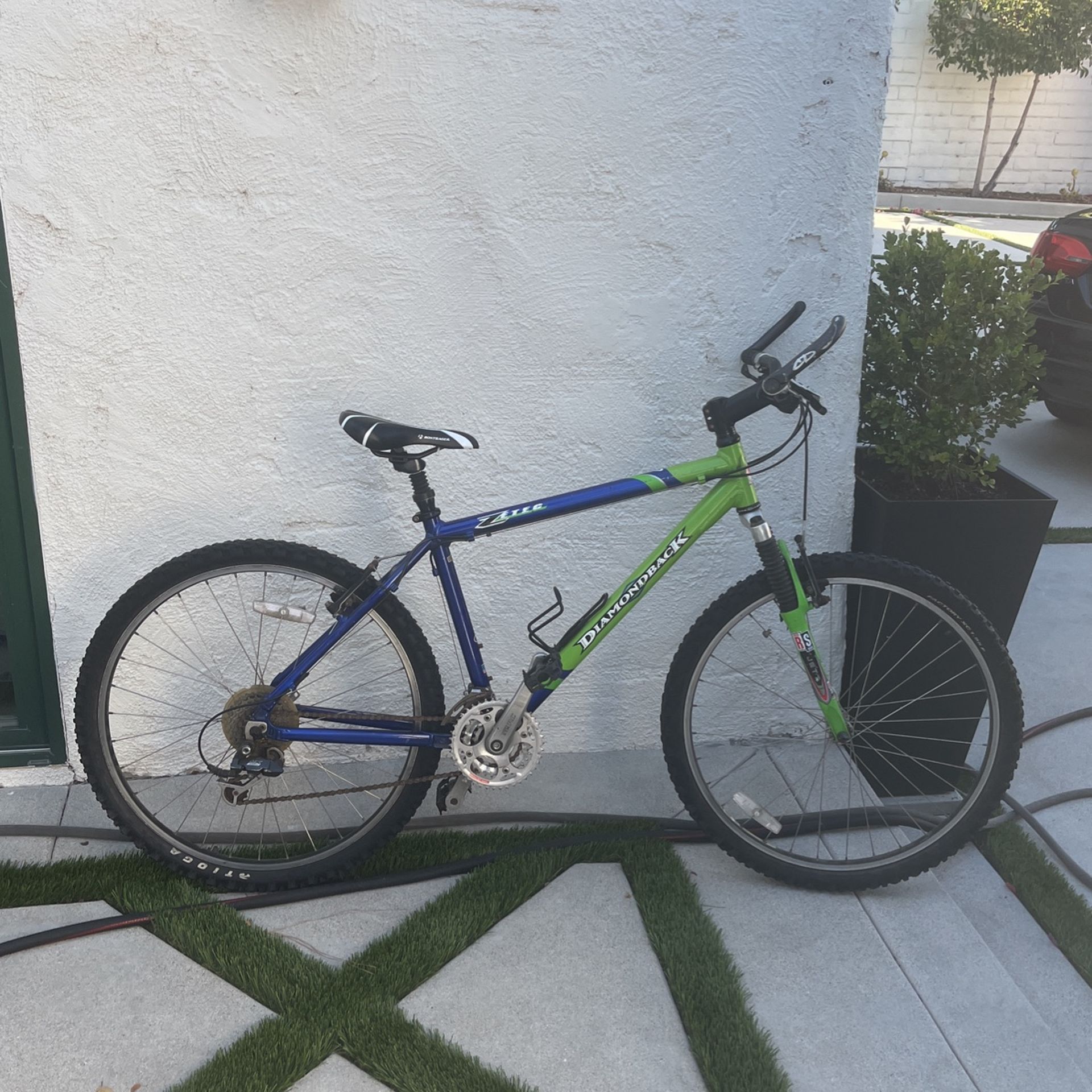 Diamondback Zetec Mountain Bike - 16” Mile Aluminum Frame - Rockshox- 24 speed-