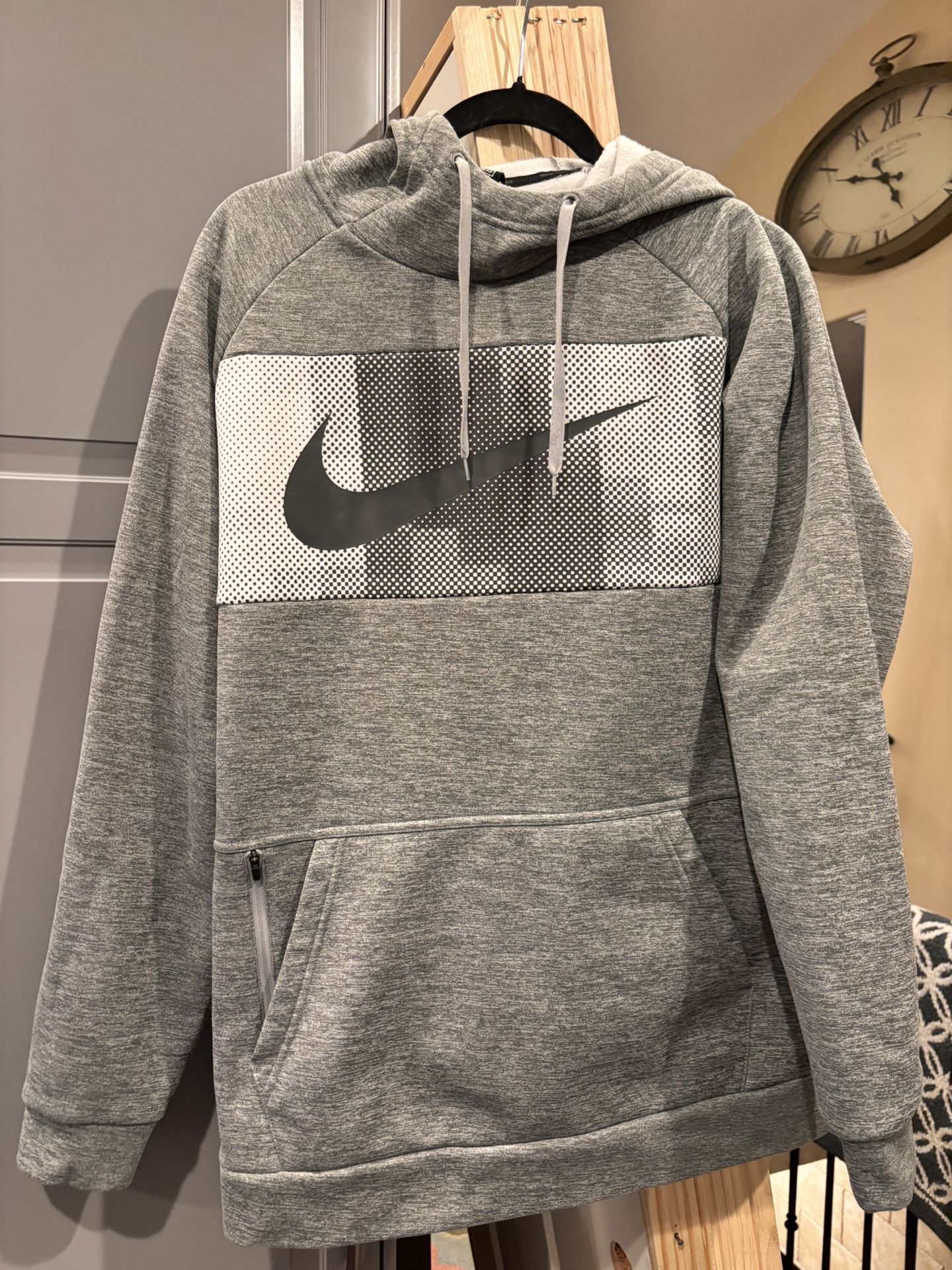 Nike Hoodie Size Large Brand New Condition. Zip pocket for phone, Located in Murray cash/Venmo