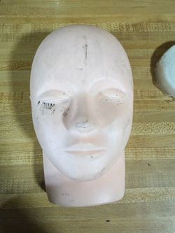 Soft silicone practice mannequin head for lash extensions, makeup application, face painting, or esthetician/massage practice. Good condition.