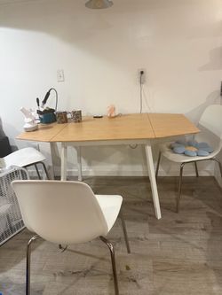 Foldable dining table