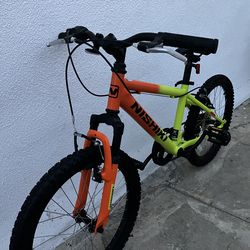 Nishiki Pueblo kids mountain bike. 20 inch tires