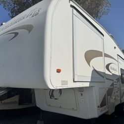 2005 Fifth Wheel Trailer